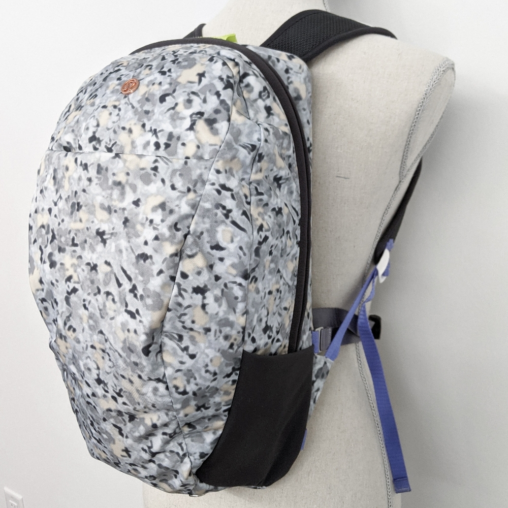 Rare Lululemon Run From Work Backpack Not So Petit Fleur Silver Spoon Camo - Picture 3 of 11